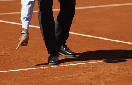 Tennis referee check and take decision durning a match