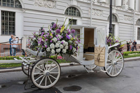 08/29/2020 year Saint - Petersburg, Russia. The annual Festival of flowers. We are preparing and collecting artists and flower-decorated cars and carts to move around the city.のeditorial素材