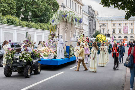 08/29/2020 year Saint - Petersburg, Russia. The annual Festival of flowers. We are preparing and collecting artists and flower-decorated cars and carts to move around the city.のeditorial素材