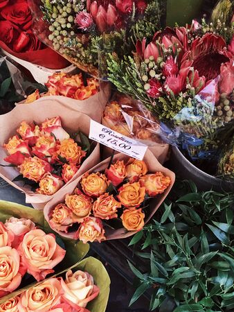 bouquets of roses for 15 euros trade on Italian streetsのeditorial素材