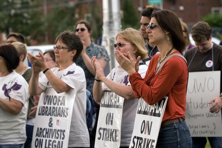 London, Canada - September 14, 2011: Members of the University of Western Ontario Faculty Association - Librarians and Archivists applaud as they listen to Sid Ryan, President of the Ontario Federation of Labour.のeditorial素材
