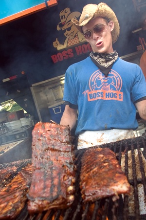 It's all in the show and the sauce.  Connor Reid from Bos Hogs of London Ontario, prepares a full rack of ribs during Ribfest.  The annual event which sees local and international food vendors come and compete for the publics votes on the best ribs of theのeditorial素材