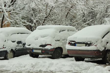 Parked cars covered with snowの写真素材