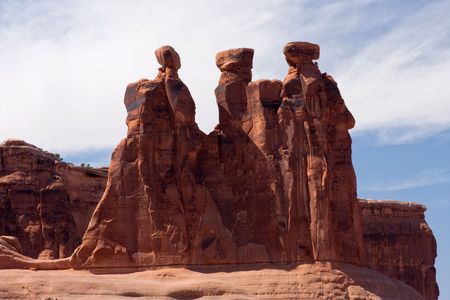 Arches National Park is a U.S. national park in eastern Utah. It is known for preserving over 2000 natural sandstone arches, including the Three Gossips formation.  The park is located near Moab, Utah.の写真素材