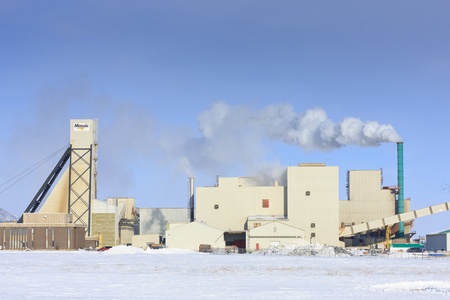 ESTERHAZY - DEC 26: Mosaic K1 potash mine near Esterhazy. December 26, 2010 in Esterhazy, Saskatchewan, Canada.のeditorial素材