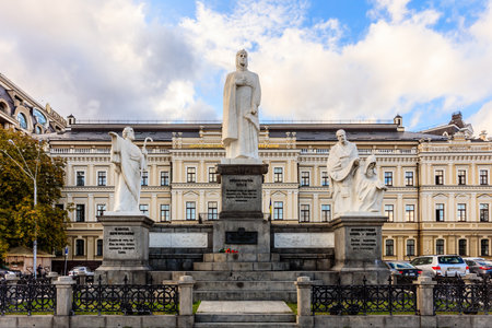A large white building with statues of men and women on top of it. The statues are of historical figures and are surrounded by a fenced areaの写真素材