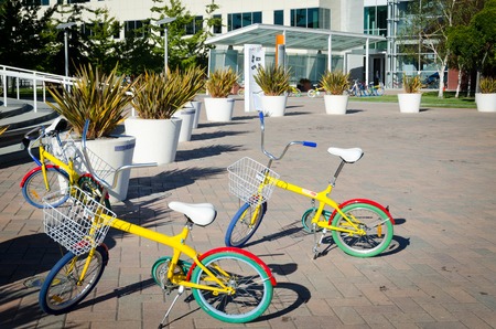 Mountain View, Ca/USA November 13, 2015: Googleplex - Google Headquarters with Android figure at frontのeditorial素材