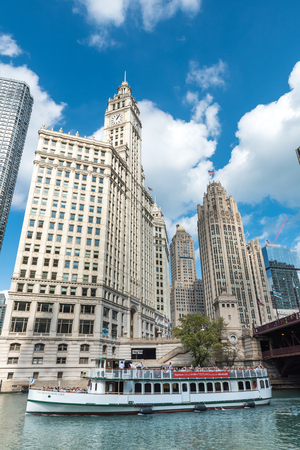 Boat rides on Chicago river between skyscrapers in downtownのeditorial素材