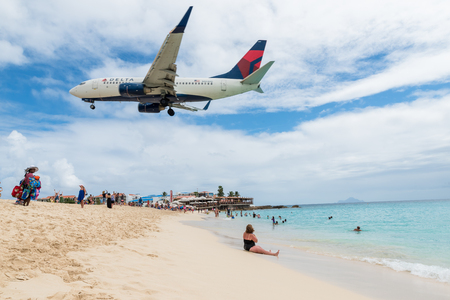 Plane landing flying over famous Maho Beachのeditorial素材