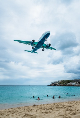 Plane landing flying over famous Maho Beachのeditorial素材