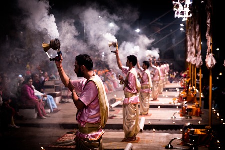 Group of priests performing Aarti - Hindu religious ritual of woのeditorial素材