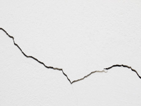 crack on white wall backgroundの写真素材