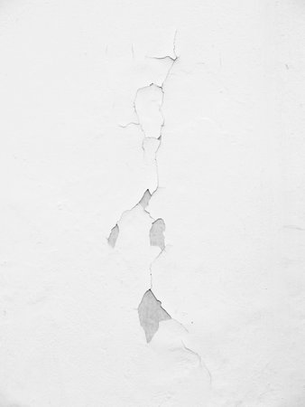 white wall with cracksの写真素材