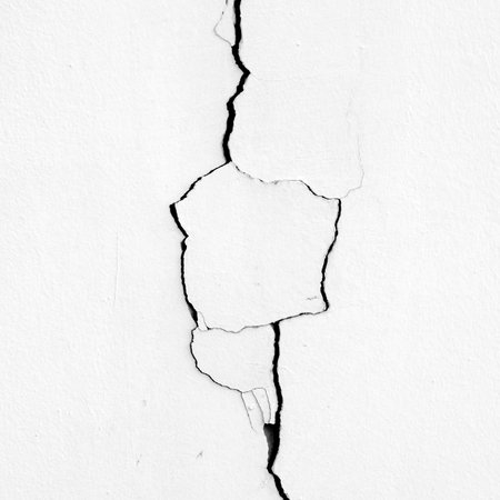 white wall with cracksの写真素材