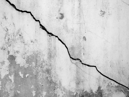 dirty white wall with cracksの写真素材