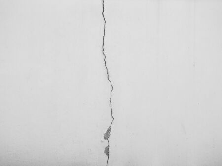 old white wall with crack の写真素材