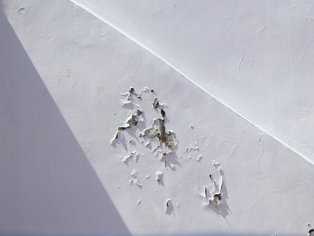 old white wall with crack textureの写真素材