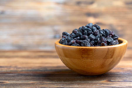 Christmas dessert. Ice cream with winter spices, candied fruits, sweets and caramel in a glass on the background of a window with Christmas lights. Concept of Christmas or winter holidays.の写真素材