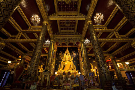 PHITSANULOK - SEPTEMBER 14,2014 : The most beautiful buddha sculpture in Phitsanulok, , Phra Buddha Chinnarat is the most beautiful and the large gold buddha sculpture in Phitsanulok, Thailand.のeditorial素材