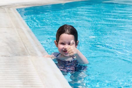 Little girl swimming in a poolの写真素材