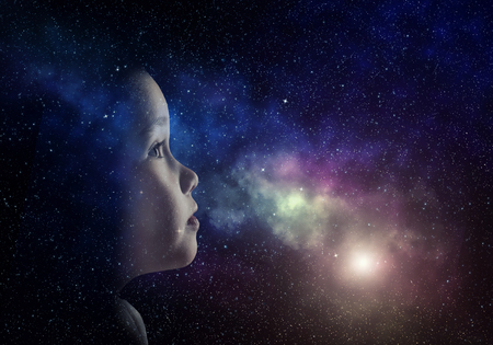 A little girl is looking at the skyの写真素材