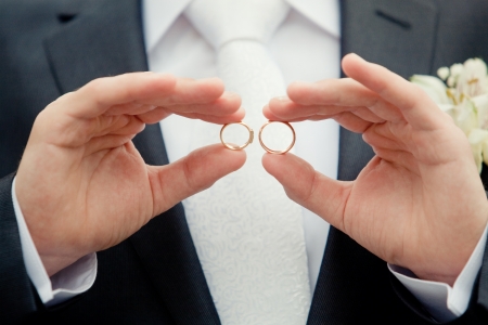 groom holding a gold ringsの写真素材