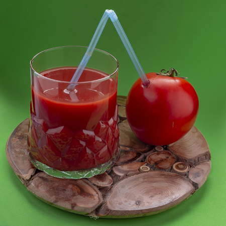Free photo tomato drink and fresh tomato closeup on green background, cold summer and delicious drink, food photo, healthy, ingredient,の写真素材