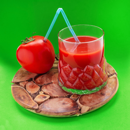 Free photo tomato drink and fresh tomato closeup on green background, cold summer and delicious drink, food photo, healthy, ingredient,の写真素材