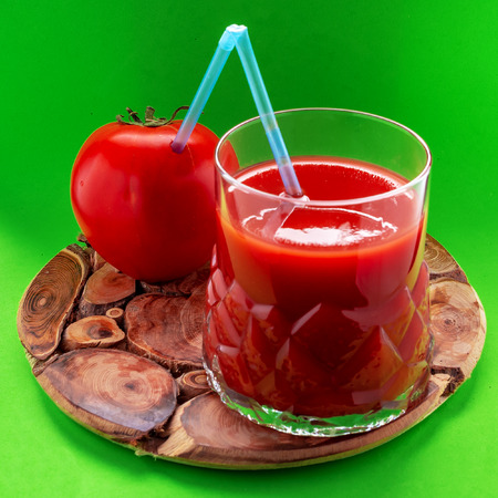 Free photo tomato drink and fresh tomato closeup on green background, cold summer and delicious drink, food photo, healthy, ingredient,の写真素材