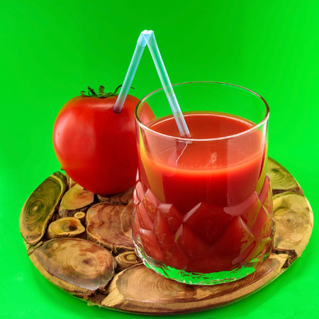 Free photo tomato drink and fresh tomato closeup on green background, cold summer and delicious drink, food photo, healthy, ingredient,の写真素材