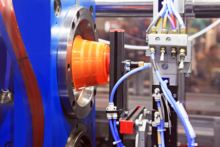 The finished part is removed from the injection molding machine vacuum robotの写真素材
