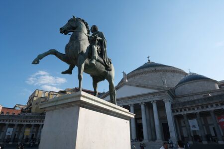 Statue in Piazza del Plebiscito, nNpoli, Italiaのeditorial素材