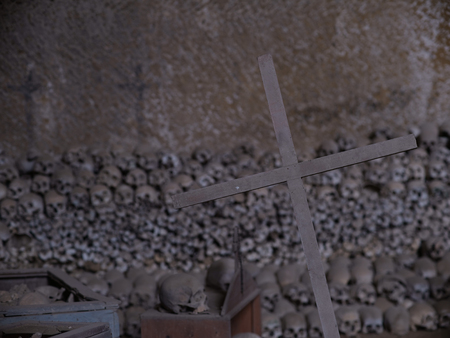 Skull and bones in ancient ossuary, Naplesの写真素材