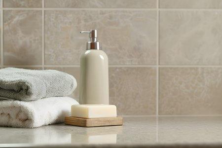 An illustration of a shampoo bottle next to towels in the bathroom. bathroom accessories. bottle of care product without insert label. modern designの素材