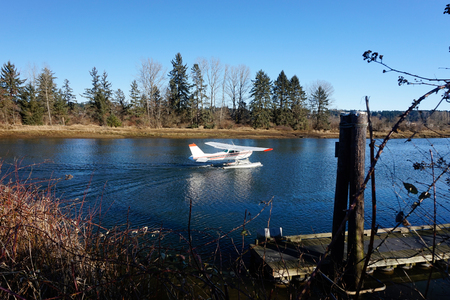 Floatplane Landing on Waterwayの写真素材