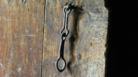 rusty iron chain of rotten wooden door.の写真素材