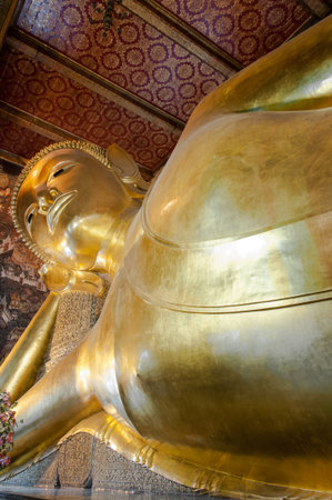 Face of Reclining Buddha gold statue in Wat Pho buddhist temple, Bangkok, Thailandのeditorial素材