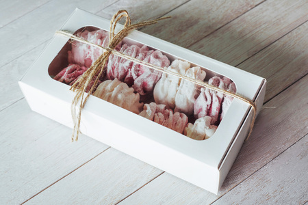 marshmallow in a box on  white wooden backgroundの写真素材