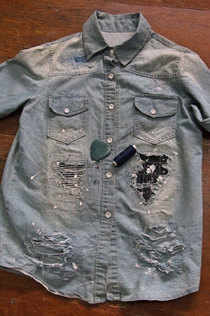 Technicians are doing genes in Japanese style. The work will come out as a tailor cut into a sewing together called a roo. Use cotton denim with blue indigo, yellow brown, red perfectly.の写真素材