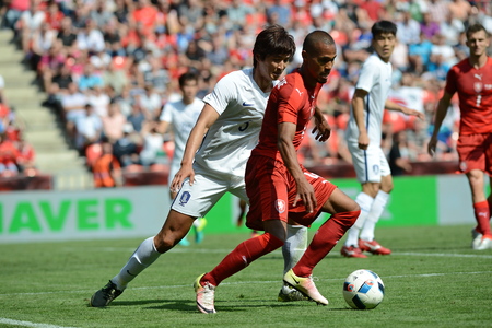 05/06/2015 PRAGUE _ Theodor Gebre Selassie, Kwak Taehwi. Friendly match Czech Reublic - South Koreaのeditorial素材