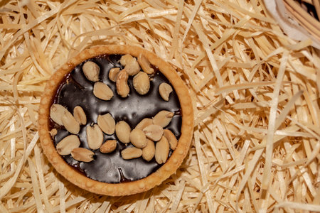 Nut tartlets filled with caramel.