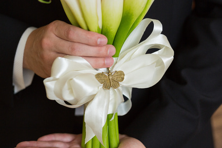 groom hold wedding bouquet in his handの写真素材
