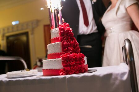 white multi level wedding cake with flower decorationsの写真素材