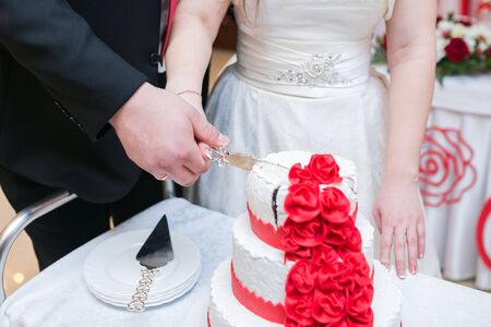 white multi level wedding cake with flower decorationsの写真素材