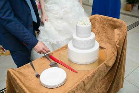 white multi level wedding cake with flower decorationsの写真素材
