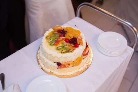 white multi level wedding cake with flower decorationsの写真素材