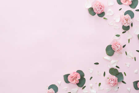 Flat lay of green leaves frame on pink background, top view with copy spaceの写真素材