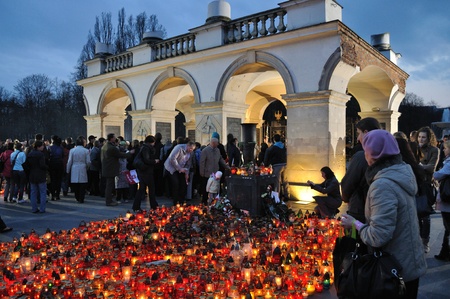 Warsaw, Poland - April 11, 2010 - Mourners light candles at The Tomb of the Unknown Soldier, in memory of Polish President and the other victims of the plane crash.のeditorial素材