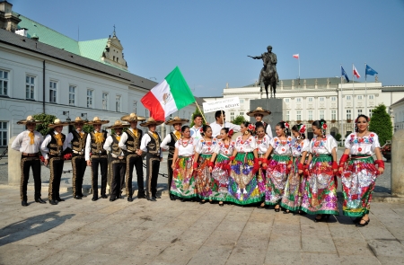 WARSAW - AUGUST 27: Folklore ensemble "VALLARTA AZTECA" from Mexico in front of presidential palace in Warsaw - street parade during the International Folklore Festival "WARSFOLK" , on August 27, 2011 in Warsaw, Poland.のeditorial素材
