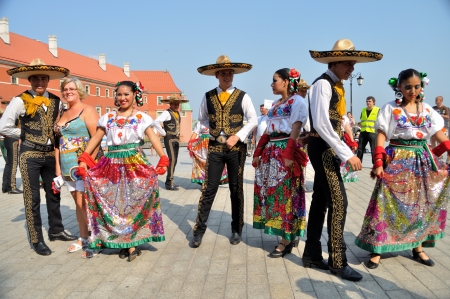 WARSAW - AUGUST 27: Dancers of folklore ensemble "VALLARTA AZTECA" from Puerto Vallarta, MEXICO - street parade during the International Folklore Festival "WARSFOLK" , on August 27, 2011 in Warsaw, Poland.のeditorial素材